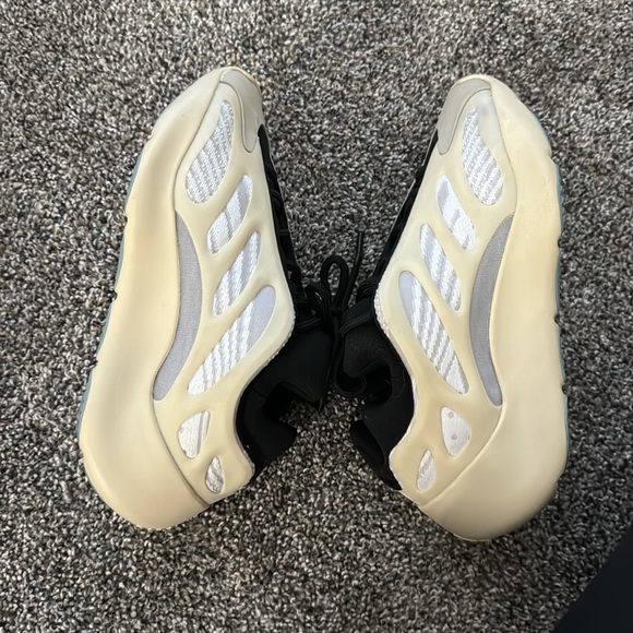 Yeezy 700 v3 azael size 8.5 - Picture 3 of 3